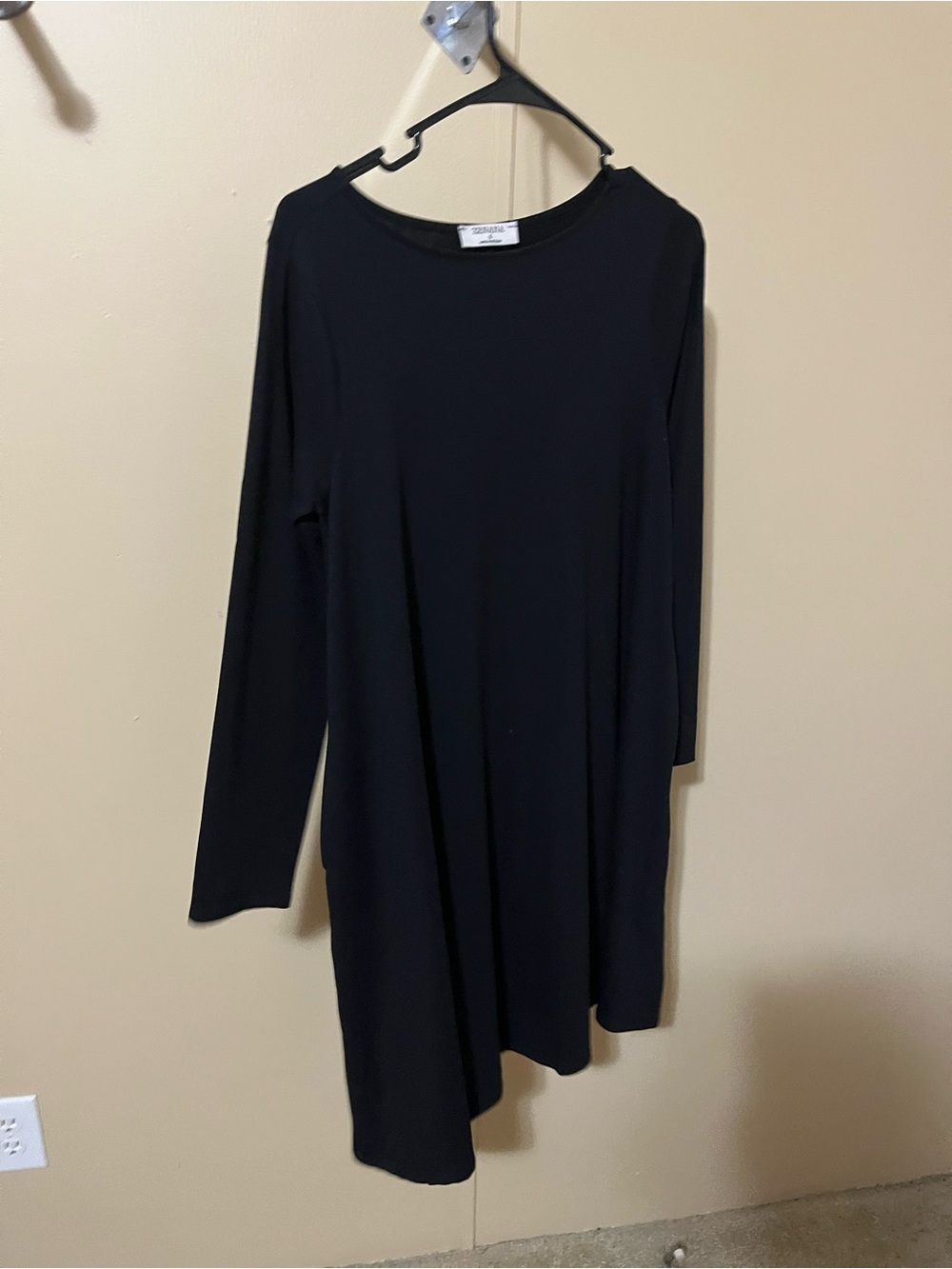 Zenana Outfitters Black Long-Sleeve Midi Shift Dress